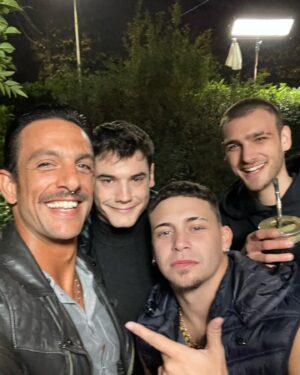 Joaquín Ferreira Instagram - Estás pasando cosas y todas muy hermosas!

Ando grabando Buenos Chicos conociendo gente lindaaa 
Pintando mucho porque me voy a exponer al país que amo con todo mi corazón México 
Mis sobrinos, vienen a hacer pijamada a casa y me duermo con la sonrisa que me explota
Y además planeando un viajazo en moto desde Mexico hasta… Bueno no sé hasta donde, ni hasta cuando, pero eso es lo más hermoso!