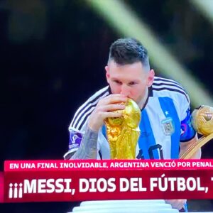 Joaquín Furriel Instagram - Quiero seguir con estos colores, con los festejos, con la felicidad de un mismo sentimiento compartido. En estos días formamos un equipo alentando, ilusionad@s , como ellos!
Qué hermoso sería si fuéramos un equipo para el bien común, suena anacrónico pero…
 Gracias selección por hacerme vivir uno de los mejores momentos de mi vida !

Te amo Argentina , antes, ahora y siempre!
💙🤍💙
Foto 1 : @elofurriel_ 
 #argentinacampeondelmundo 
#notratendeenterlo 
#todosjuntos 

@afaseleccion 

🇦🇷🇦🇷🇦🇷🇦🇷🇦🇷🇦🇷🇦🇷🇦🇷🇦🇷🇦🇷🇦🇷🇦🇷🇦🇷🇦🇷🇦🇷🇦🇷