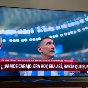 Joaquín Furriel Instagram - Quiero seguir con estos colores, con los festejos, con la felicidad de un mismo sentimiento compartido. En estos días formamos un equipo alentando, ilusionad@s , como ellos!
Qué hermoso sería si fuéramos un equipo para el bien común, suena anacrónico pero…
 Gracias selección por hacerme vivir uno de los mejores momentos de mi vida !

Te amo Argentina , antes, ahora y siempre!
💙🤍💙
Foto 1 : @elofurriel_ 
 #argentinacampeondelmundo 
#notratendeenterlo 
#todosjuntos 

@afaseleccion 

🇦🇷🇦🇷🇦🇷🇦🇷🇦🇷🇦🇷🇦🇷🇦🇷🇦🇷🇦🇷🇦🇷🇦🇷🇦🇷🇦🇷🇦🇷🇦🇷
