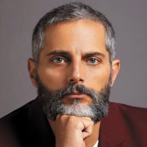 Joaquín Furriel Instagram - Fotos para la promoción de El Reino ( @netflixlat ) del groso de @sebastianarpesella .

No sé si me sostengo la cabeza en plan “El pensador” o si me estoy dando un uppercut…
Sáquenme de la duda.