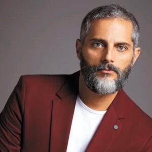 Joaquín Furriel Instagram - Fotos para la promoción de El Reino ( @netflixlat ) del groso de @sebastianarpesella .

No sé si me sostengo la cabeza en plan “El pensador” o si me estoy dando un uppercut…
Sáquenme de la duda.