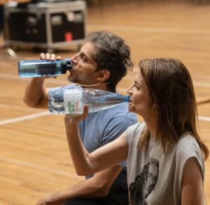 Joaquín Furriel Instagram - Diez momentos del ensayo…de “ Historia del soldado” de Stravinsky - Ramuz !

Para el Festival Martha Argerich en el @teatrocolon 

Dirigida por @charlesdutoitofficial 

Puesta en escena de @rubenszuchmacher 

Coreografía de @marinasvartzman 

Un placer compartir esta experiencia única con amig@s querid@s tan talentosos!
@anniesuniverse 
@lanzanipeter 
@cumesanz 
@jorgeferrari.escenografo 
@gonzaloemicordova 

Estas fotos preciosas son del fotógrafo del Teatro Colón @maximoparpagnoli 

Gracias @mevoyairyendo , @rodrigodecaso y @santiagosantero 

Sábado 13 y Domingo 14 de Agosto
