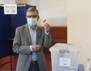 Joaquín Lavín Instagram - Acabo de votar. Chile necesita cambios sociales profundos, pero en paz y unidad. Cambios que les permitan a todos los chilenos, sin importar su origen,  tener la misma seguridad, educación y salud. Por eso hoy tu voto es fundamental. #Elecciones2021CL  #UnidosGanamos