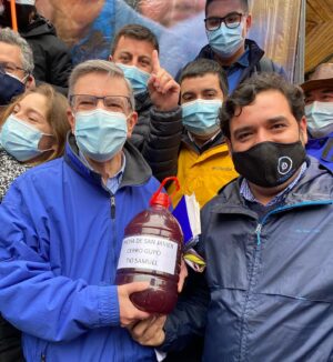 Joaquín Lavín Instagram - ¿Quién dijo Chicha? 

Gracias por este tremendo regalo!! 😍