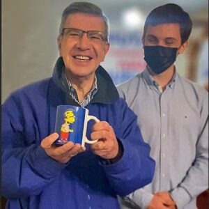 Joaquín Lavín Instagram - Terminó el viernes agradeciendo este regalo! 
Gracias por este tazón 🤓!