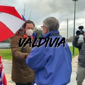 Joaquín Lavín Instagram - Hoy en Valdivia 🇨🇱 hablando con mujeres y hombres sobre la importancia de la descentralización, de apoyar las pymes y de que las regiones tengan más independencia para tomar decisiones 🇨🇱