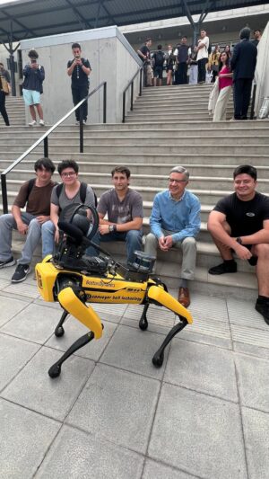 Joaquín Lavín Instagram - Ayer recibimos en @udd_cl @comercialudd a Larry One, el primer “perro robot” que iniciará sus operaciones en Chile. Sus primeros trabajos serán en empresas mineras. Causó impacto entre los alumnos!!