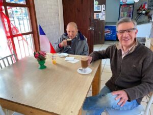 Joaquín Lavín Instagram - Con mi papá,a sus 96 años, tomando un café en la plaza de Portezuelo, Ñuble, donde vive desde hace 70 años. Oportunidad de recargar pilas junto a la familia. Cafetería Plaza Terminal, Portezuelo