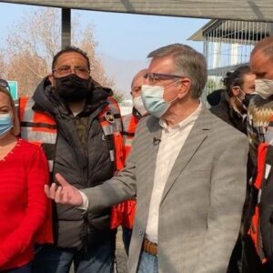 Joaquín Lavín Instagram - EL ESTADO DEBE APOYAR A LAS COMUNIDADES 

Conociendo la brigada de Ciudad de Los Valle en Pudahuel, un grupo de vecinos que de manera voluntaria se organizaron para entregarle a sus familias más seguridad y protección, ellos mismos hacen los turnos y ponen cuotas para tener en pie su sede.