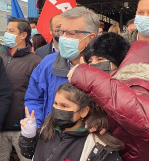 Joaquín Lavín Instagram - Un Presidente con espíritu de alcalde. 

Voy a seguir recorriendo Chile, visitando las ferias, Vegas y todo los espacios para estar y escuchar con las familias chilenas 🇨🇱

Gracias por todo el cariño a las mujeres y hombres que hoy me apoyaron en la Vega de Los Ángeles 😍🇨🇱