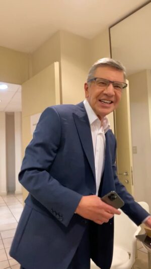 Joaquín Lavín Instagram - Haciendo la previa al debate 🇨🇱💪