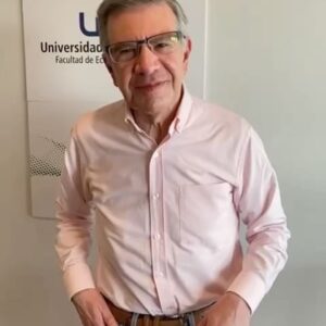 Joaquín Lavín Instagram - Todo el éxito a Osoji Robotics, y a su fundador Octavio Urzúa, la primera startup  que se abre a la bolsa chilena. Su sueño es democratizar la robótica, centrada en el hogar. Tienen el robot limpiavidrios, el robot aspiradora y la Osojimix. Están abriendo un camino que ojalá sigan muchas startups chilenas en el futuro. #startups @osojirobotics_cl #aperturaabolsa @valeriamazzaok
