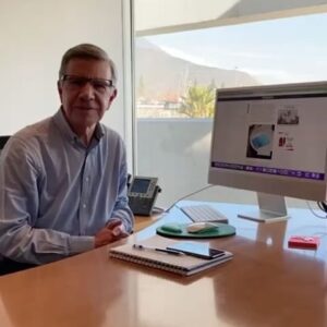 Joaquín Lavín Instagram - Esto es bien innovador! si tú compras con esta tarjeta de débito (en EEUU) en vez de millas o puntos, acumulas acciones de la empresa en la que compraste. Por ej si compras un televisor de US$400 en Walmart, acumulas el 0,5% de tu compra, o sea US$2 en acciones de Walmart. Lo que busca es q personas que nunca han invertido en acciones, se beneficien también cuando a las empresas les va bien. Buena idea para hacerla en Chile!! #capitalismoinclusivo #startups