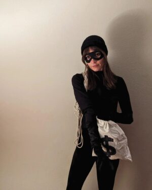 Jocelin Donahue Instagram - Happy Halloween! Lock up your jewels 💰💎🕸️🥷