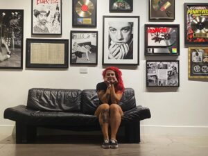 Jody Gyivicsan Instagram - Cute AF.
.
.
📸 @jorgebarbosa5 
#vegas #prowrestling #punkrockmuseum