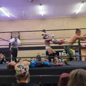 Jody Gyivicsan Instagram - Does a toilet spin the opposite direction in Australia?
.
.
@barriewrestling @julian_ward95 
#prowrestling #indiewrestling #barrieontario #headscissor #luchajody
