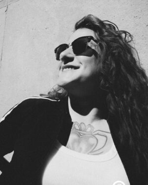Jody Gyivicsan Instagram - Sunshine, lollipops and rainbows…
.
.
.
📸 @jorgebarbosa5 
#sunshine #rayban #summer #prowrestling #torontolife