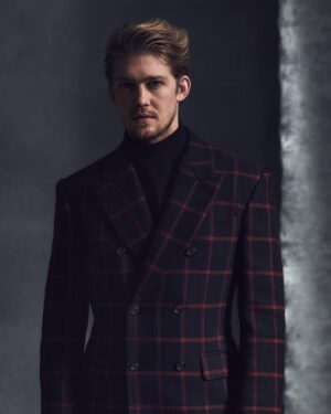 Joe Alwyn Instagram - Great talking to @josephhakel for this. L’thanks @lofficielusa 📸 ✌️