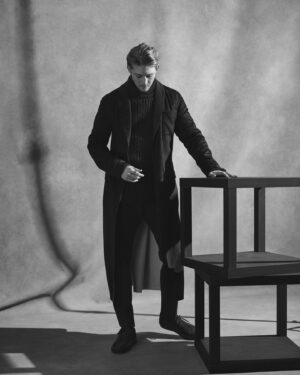 Joe Alwyn Instagram - Great talking to @josephhakel for this. L’thanks @lofficielusa 📸 ✌️