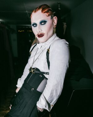 Joe Black Instagram - Backstage at @kleineskabarett
📸 @deadplantzfilmandphotography 
Hair styled by @danwchapman 

#cabaret #komediabrighton #kleineskabarett #misterjoeblack