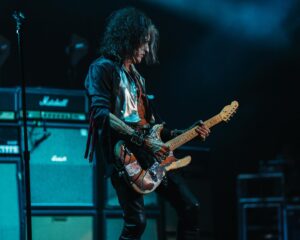 Joe Perry Instagram - AEROSMITH ARE BACK!!! First stop on the ‘Peace Out’ tour is just ONE MONTH AWAY! September 2nd we kick off the tour in Philadelphia, PA. Tickets, VIP Upgrades and more still available at: www.Aerosmith.com

📷: @theaaronperry 

#Aerosmith #StevenTyler #JoePerry #TomHamilton #BradWhitford #BlueArmy #Aerosmith50 #AerosmithPeaceOut