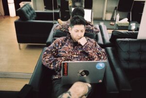 Joe Trohman Instagram - If you were ever wondering how crazy it gets backstage, here is a photo showing all the debauchery.

35mm 📸 by @elliottxingham