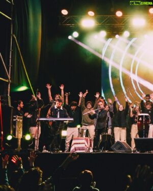 Joe Vasconcellos Instagram - Recuerdos del pasado finde, Pucón y Puerto Varas estuvieron maravillosos!!🥰🌈🫶🏼

Joe

📷 @benja.monrroy 

@enjoy_pucon @municipiopuertovaras 
#joevasconcellos #musicachilena #concierto #envivo #verano2024 #aysbass