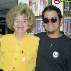Joe Vasconcellos Instagram - Un bello recuerdo junto a Marta González de La Feria del Disco, Matriarca querida de otros tiempos donde la música Chilena era parte vital de nuestros sueños. Se entregaban discos de oro y platino y existía mas calidez, respeto y diálogo.… Martita, siempre representó eso y quienes la conocimos, la vamos a tener siempre en un rincón de nuestros corazones llenos de esperanzas.

Joe