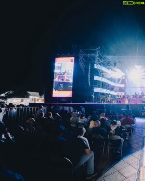 Joe Vasconcellos Instagram - Gracias Chimbarongo!!🙏🫶🏼…. Fue un lindo cierre de nuestra gira de verano🥰🌞

Joe

📷 @benja.monrroy 

@munichimbarongo 
#joevasconcellos #concierto #musicachilena #envivo #aysbass