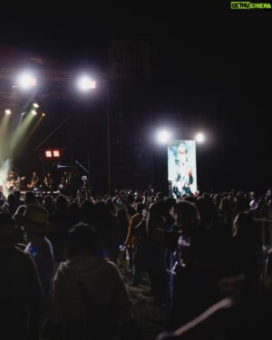 Joe Vasconcellos Instagram - Bonito Santa Cruz!!🌞🤗.. Tocar en medio de unas viñas, rodeados de parras es una experiencia increíble!!!🍇... Les dejamos recuerdos del pasado sábado 13 de enero en “Festival Colchagua Rock & Vino!.🎸🪘🍷
Nos vemos mañana 20 de enero en “Expo La Ligua Emprende 2024”, Recinto Ferial El Rayado.
Lxs esperamos!!!

Joe

📸 @benja.monrroy 

#joevasconcellos #musicachilena #concierto #envivo #verano2024 #aysbass 

@laliguacl 
@turismo_laligua 
@expolaliguaemprende2024 
@rutadelvinocolchagua