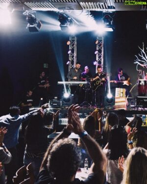 Joe Vasconcellos Instagram - Recuerdos del pasado finde, Pucón y Puerto Varas estuvieron maravillosos!!🥰🌈🫶🏼

Joe

📷 @benja.monrroy 

@enjoy_pucon @municipiopuertovaras 
#joevasconcellos #musicachilena #concierto #envivo #verano2024 #aysbass