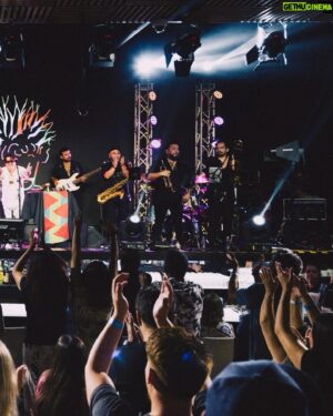 Joe Vasconcellos Instagram - Recuerdos del pasado finde, Pucón y Puerto Varas estuvieron maravillosos!!🥰🌈🫶🏼

Joe

📷 @benja.monrroy 

@enjoy_pucon @municipiopuertovaras 
#joevasconcellos #musicachilena #concierto #envivo #verano2024 #aysbass