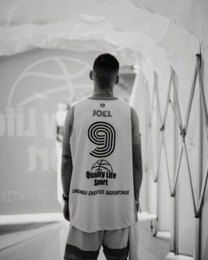 Joel Bosqued Instagram - El domingo fue un día muy largo , partido beneficio para ayudar al cáncer . 

Me fui muy pronto de casa ( MadriZ) y volví muy tarde . 

Pero Conocí a ENEKO un enano que es un campeón , que me abordo en la grada y me robó el corazón .  Desde el primer sorteo que empezamos hablar . Hasta que al finalizar el partido nos despedimos . Yo no necesito mi caseta para recordarte .  Esa energía, esa educación , esa forma de hablar . Nuestros parches ! 

Gracias a todos los que hicisteis posible todo esto @albertobejar_  es quien pone todo pero el todo son las cientos de personas que trabajaron y trabajan durante todo el año para que esté vendo salga adelante . 

Creo que no podría nombrar a todas pero espero veros allí al año que viene .  Aquí me tenéis .