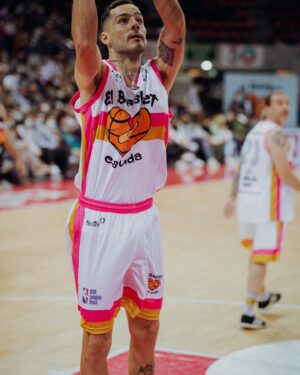 Joel Bosqued Instagram - El domingo fue un día muy largo , partido beneficio para ayudar al cáncer . 

Me fui muy pronto de casa ( MadriZ) y volví muy tarde . 

Pero Conocí a ENEKO un enano que es un campeón , que me abordo en la grada y me robó el corazón .  Desde el primer sorteo que empezamos hablar . Hasta que al finalizar el partido nos despedimos . Yo no necesito mi caseta para recordarte .  Esa energía, esa educación , esa forma de hablar . Nuestros parches ! 

Gracias a todos los que hicisteis posible todo esto @albertobejar_  es quien pone todo pero el todo son las cientos de personas que trabajaron y trabajan durante todo el año para que esté vendo salga adelante . 

Creo que no podría nombrar a todas pero espero veros allí al año que viene .  Aquí me tenéis .