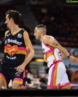Joel Bosqued Instagram - El domingo fue un día muy largo , partido beneficio para ayudar al cáncer . 

Me fui muy pronto de casa ( MadriZ) y volví muy tarde . 

Pero Conocí a ENEKO un enano que es un campeón , que me abordo en la grada y me robó el corazón .  Desde el primer sorteo que empezamos hablar . Hasta que al finalizar el partido nos despedimos . Yo no necesito mi caseta para recordarte .  Esa energía, esa educación , esa forma de hablar . Nuestros parches ! 

Gracias a todos los que hicisteis posible todo esto @albertobejar_  es quien pone todo pero el todo son las cientos de personas que trabajaron y trabajan durante todo el año para que esté vendo salga adelante . 

Creo que no podría nombrar a todas pero espero veros allí al año que viene .  Aquí me tenéis .