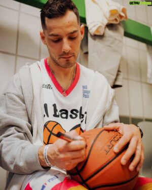 Joel Bosqued Instagram - El domingo fue un día muy largo , partido beneficio para ayudar al cáncer . 

Me fui muy pronto de casa ( MadriZ) y volví muy tarde . 

Pero Conocí a ENEKO un enano que es un campeón , que me abordo en la grada y me robó el corazón .  Desde el primer sorteo que empezamos hablar . Hasta que al finalizar el partido nos despedimos . Yo no necesito mi caseta para recordarte .  Esa energía, esa educación , esa forma de hablar . Nuestros parches ! 

Gracias a todos los que hicisteis posible todo esto @albertobejar_  es quien pone todo pero el todo son las cientos de personas que trabajaron y trabajan durante todo el año para que esté vendo salga adelante . 

Creo que no podría nombrar a todas pero espero veros allí al año que viene .  Aquí me tenéis .