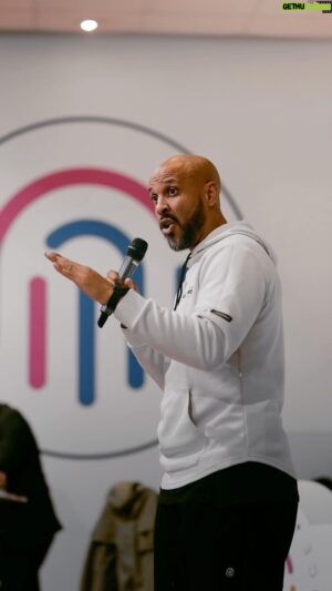Joël Bouraïma Instagram - Merci @stephensonformation de m’avoir accueilli dans votre auditorium plein à craquer.
Merci Noémie ESCOFFIER et Angélique LE LANDAIS  de m’avoir permis de partager mon histoire avec vos étudiants.
Merci aux étudiants d’avoir été si nombreux, si attentifs et réactifs au niveau de l’échange.
C’est toujours un plaisir de partager, transmettre et motiver.
MERCI
🎥 @_altonn_