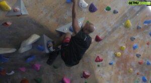 Joël Bouraïma Instagram - Don’t be scared to challenge yourself With new activities. This week for me it was bouldering and i was underestimated the difficulty. Muscles means nothing once you’re on the wall, it took me 2 sessions to reach the top of this blue path and it’s just a level 4 out of 15 which means still got a lot of work!!! Have fun and keep moving. 💪🏾🧗🏾‍♂💪🏾
Thanks to @christopher.kadima for the video and also for pushing me during this climbing session.