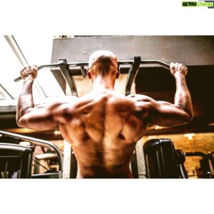 Joël Bouraïma Instagram - Working with my bodyweight is the 1st thing that i did when i started to workout like 20 years ago. It was the easiest way to be fit for me, no gym fees, no equipment and very efficient if you’re consistent.
Bodyweight workouts never lies, still today when i want to challenge myself this is what i do, more than weights lifting. Give it a try and control your bodyweight before to use extra weights, you won’t be disappointed. 💪🏾😉💪🏾 #coachjoeparis #personaltrainer