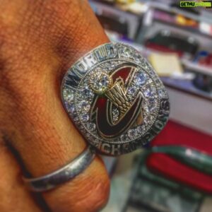 Joël Bouraïma Instagram - What an experience to be in the Q arena for this final against @warriors, i did enjoy each second of the game and i was lucky enough to touch and even try on a champion’s ring from the final won by the @cavs in 2016.