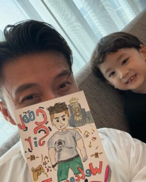 Joel Chan Instagram - 假期前席同大佬返澳門搵大佬😎🖤🥰

映星滙啲房真係又大又舒服，酒店仲好貼心準備咗小朋友日用品俾Jaco

#新濠影滙
#新濠風尚
#StudioCity
#MelcoStyle
#macau