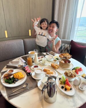 Joel Chan Instagram - 假期前席同大佬返澳門搵大佬😎🖤🥰

映星滙啲房真係又大又舒服，酒店仲好貼心準備咗小朋友日用品俾Jaco

#新濠影滙
#新濠風尚
#StudioCity
#MelcoStyle
#macau