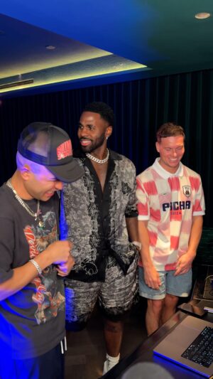 Joel Corry Instagram - This is the moment we showed the final mix of Tonight (DIYA) to @jasonderulo 🔥 it’s always such a nerve-racking moment. Can’t wait for you to hear the full song on Friday! Are you ready?? 💥