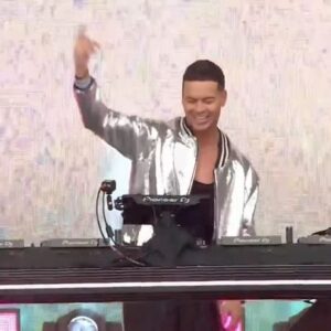 Joel Corry Instagram - Mash ups for the Main Stage @BBCRadio1 🪩
What’s your favourite…1, 2 or 3? #BigWeekend
Watch the full set back on @bbciplayer