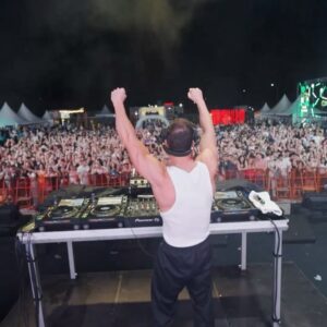 Joel Corry Instagram - MACEDONIA what a great experience 🇲🇰
My first time visiting & made some fun memories!!
Crowd was rocking…thanks for having me @dfestival.dojran
Slide 7 going back in time crossing the border in Greece 😂
📸 @william.ldn