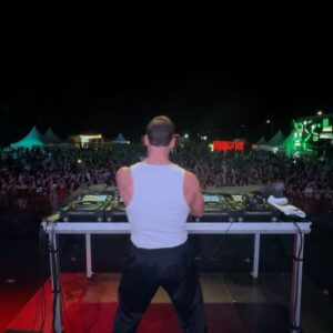 Joel Corry Instagram - MACEDONIA what a great experience 🇲🇰
My first time visiting & made some fun memories!!
Crowd was rocking…thanks for having me @dfestival.dojran
Slide 7 going back in time crossing the border in Greece 😂
📸 @william.ldn