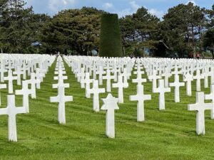 Joel McHale Instagram - To everyone who died while serving in the U.S. military. We can’t thank you enough. #memorialday🇺🇸