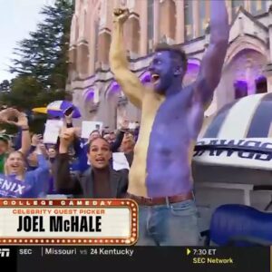 Joel McHale Instagram - Celebrity guest picker and Husky @joelmchale arrived at #CollegeGameDay in style! #GoHuskies #PurpleReign