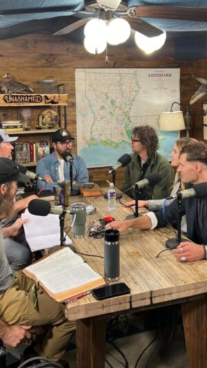 Joel Smallbone Instagram - One might say it was a ‘joy’ visiting our resident Louisianan @officialjaseduckman.. 🦆👑

Honorary Robertsons, or them honorary Smallbones? 🤔💭

Had a great convo🗣️ on the UNASHAMED podcast- which is out today! Give it a listen🎧 at our bio link.