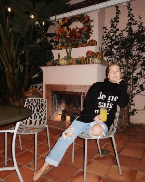 Joelle Farrow Instagram - je ne sais quoi